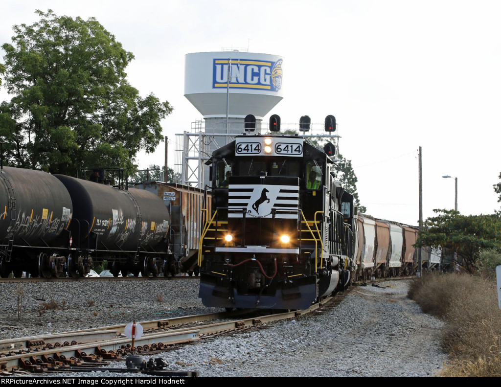 NS 6414 leads train P15 down the yard lead